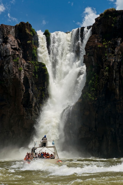 Bote sob as Cataratas do Iguaçu