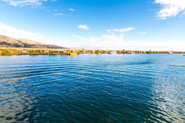 Bote tradicional de juncos lago TiticacaPerúPunoUrosAmérica del SurIslas flotantescapa natural de uno a dos metros de espesor que sostiene islas