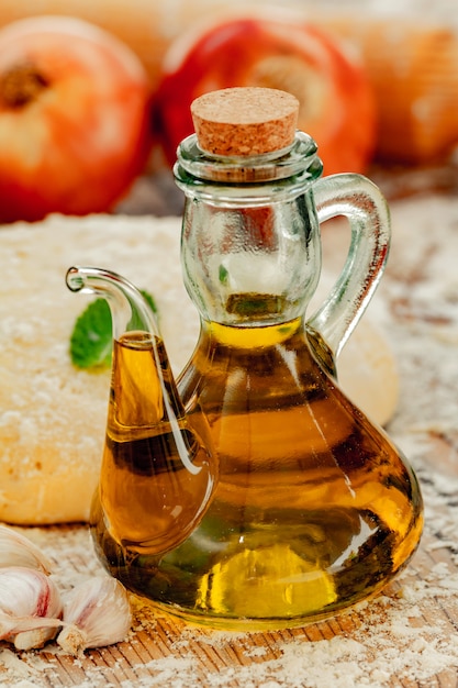 Botella de aceite en una cocina con otros ingredientes.