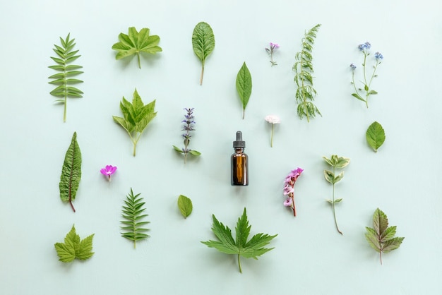 Botella con aceite esencial de flor.