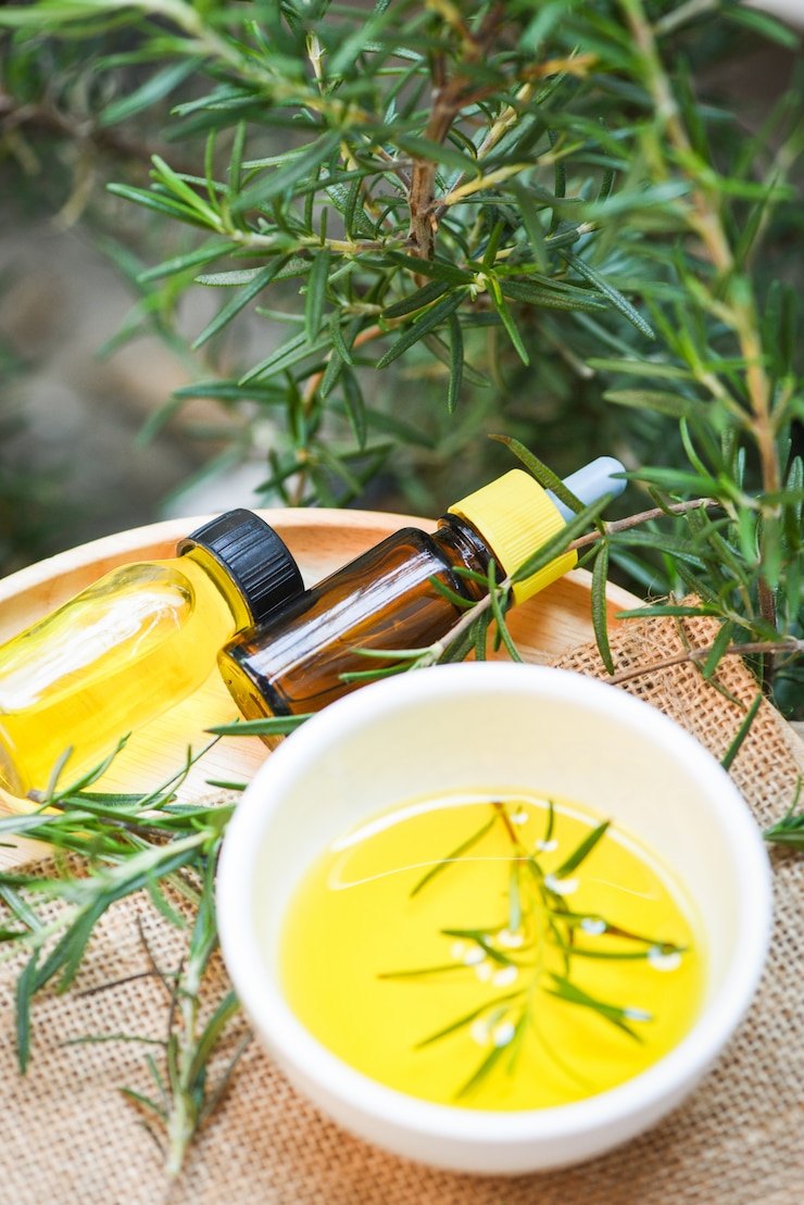 Foto botella de aceite esencial ingredientes de spa natural aceite de romero para aromaterapia y planta de hoja de romero en
