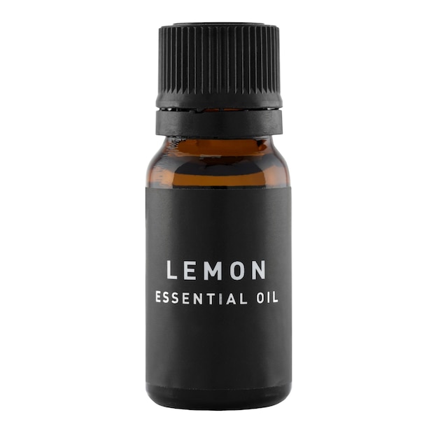 Una botella de aceite esencial de limón aislada en un fondo blanco La idea de los aceites naturales cosméticos naturales bienestar emocional y cuidado de la piel Trazado de recorte