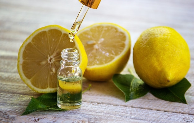 Una botella de aceite esencial de limón es una medicina alternativa.