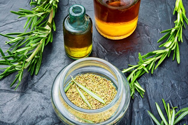 Botella de aceite esencial con romero fresco.medicina a base de hierbas