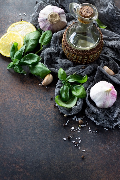 Botella de aceite de oliva y especias en mesa de piedra