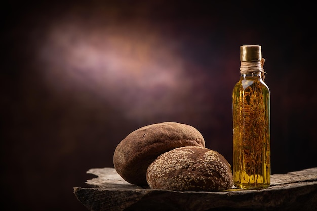 Botella de aceite de oliva con pan fresco