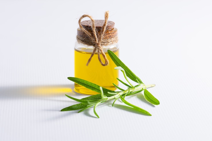 Foto botella de aceite de romero orgánico fresco sobre la mesa