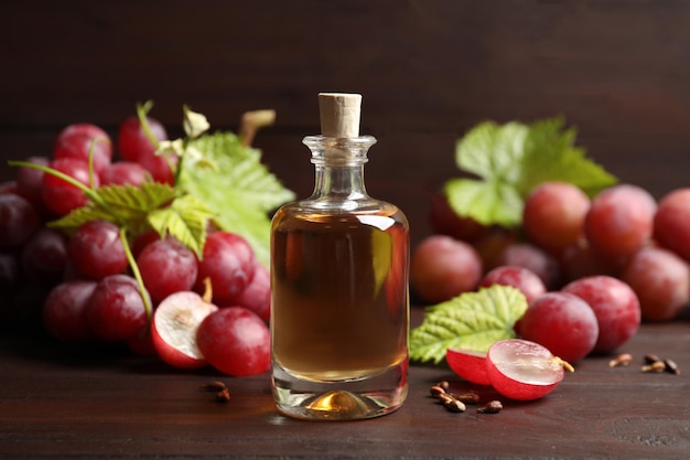 Botella de aceite de semilla de uva natural sobre mesa de madera Cosmética orgánica
