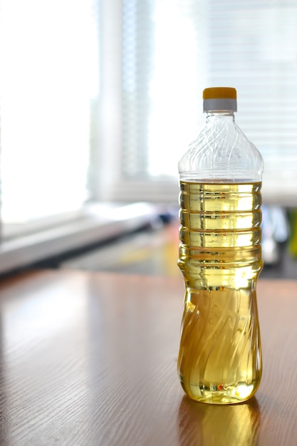 Una botella de aceite vegetal en la mesa de la cocina es