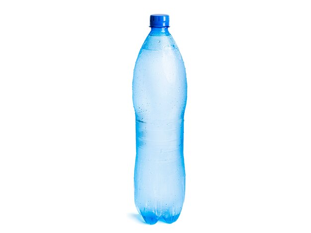 Botella de agua aislada en blanco.