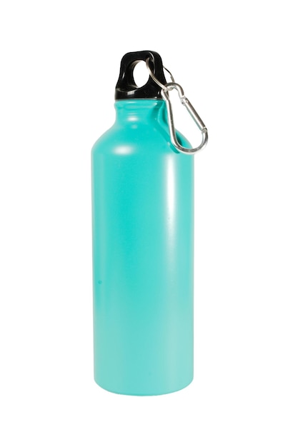 Botella de agua de aluminio verde claro aislada sobre un fondo en blanco