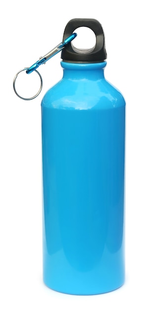 Botella de agua azul sobre fondo blanco.