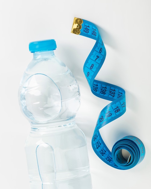 Botella de agua y centímetro azul