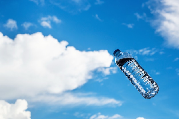 Botella de agua en el cielo