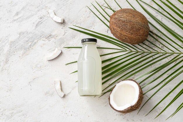 Botella de agua de coco fresca en la mesa