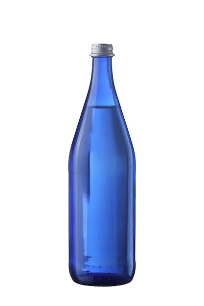 Botella de agua de cristal azul aislado sobre fondo blanco.