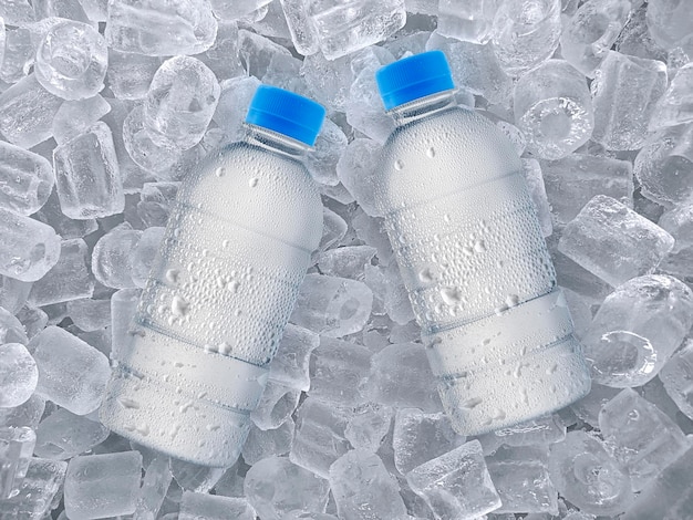 Foto botella de agua en cubitos de hielo aislado sobre fondo blanco.