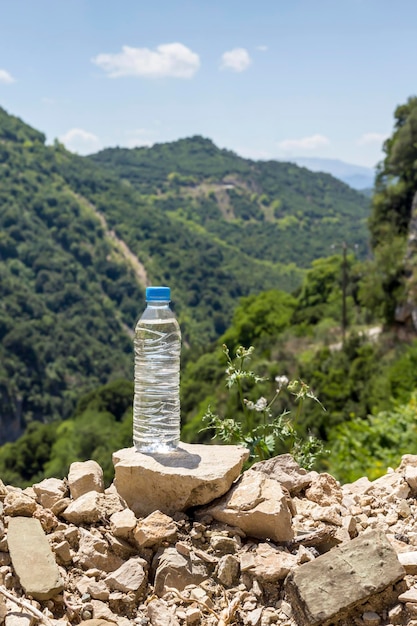 Una botella de agua en un día soleado