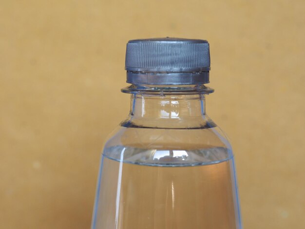 Botella de agua con espacio de copia.