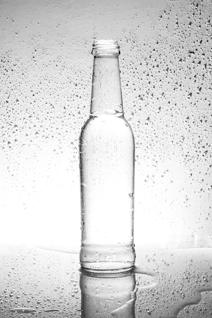 Foto botella de agua con gotas