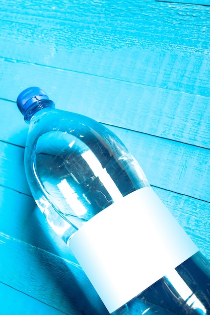 Botella de agua en la mesa de madera