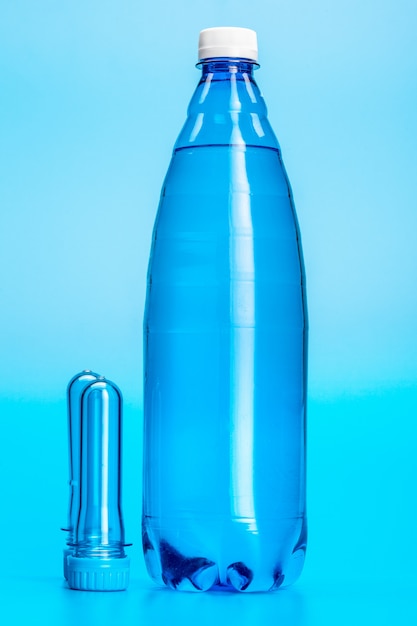 Foto botella de agua mineral