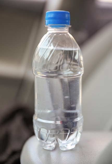 Una botella de agua con la palabra "agua" en ella