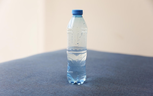 Una botella de agua con la palabra agua