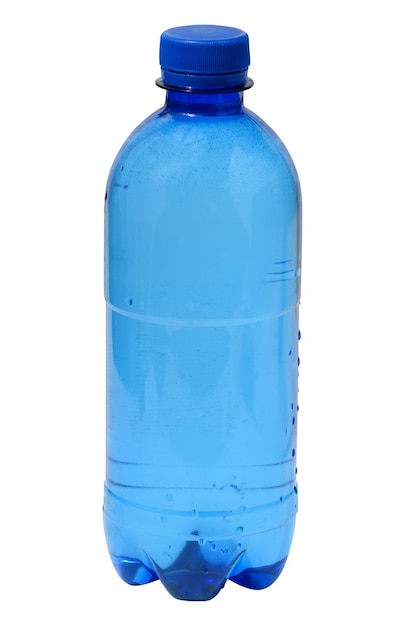 Botella de agua de plástico azul en un contenedor de fondo blanco aislado para bebidas