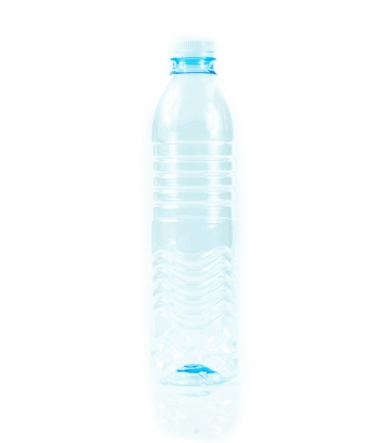 Botella de agua de plástico sobre un fondo blanco