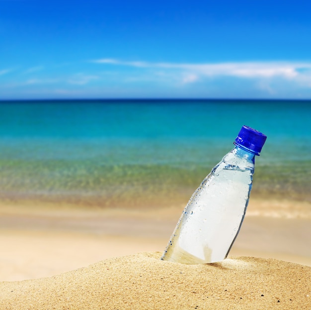 botella de agua en la playa