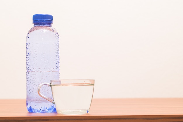 Botella de agua potable. beber agua para la salud