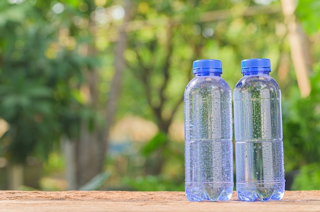 Botella de agua potable. beber agua para la salud