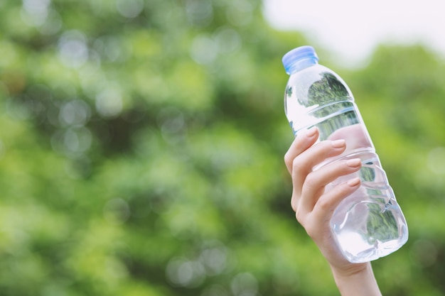 Botella de agua potable del hombre del deporte.