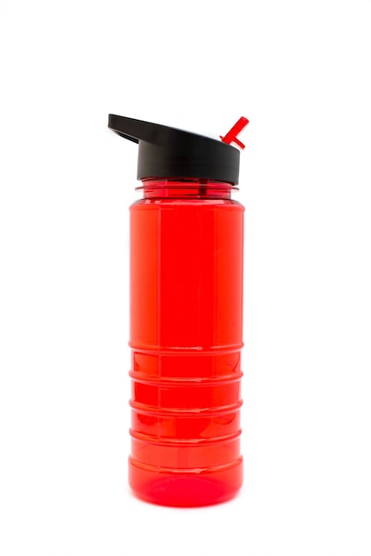 Foto botella de agua roja deporte aislado en blanco