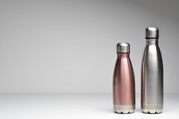 Foto botella de agua termo inoxidable dos aislado sobre fondo gris color plata