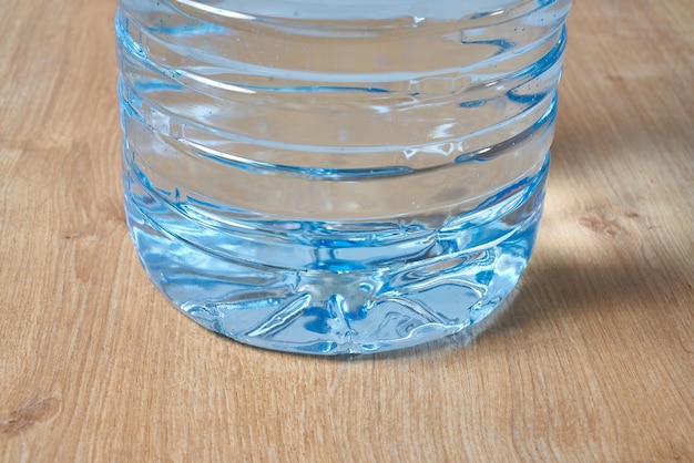 Foto una botella de agua tiene una etiqueta azul que dice 'agua'.