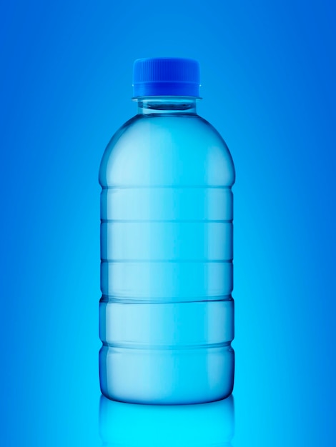 Botella de agua vacía sobre fondo azul.