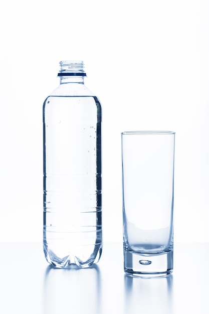 Botella de agua y vaso