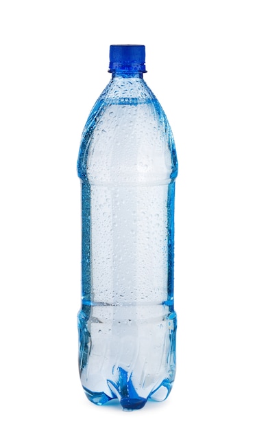 Botella azul con agua y gotas aisladas