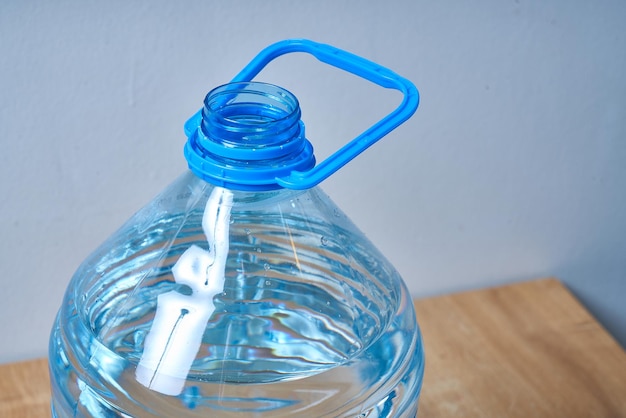 Una botella azul con una tapa azul que dice 'la botella de agua'