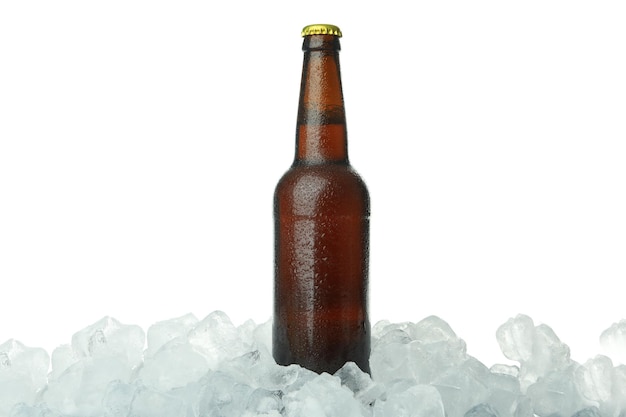 Botella de bebida en hielo aislado sobre fondo blanco.