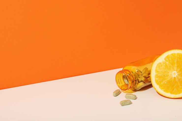 Botella de biosuplemento de vitamina C sobre un fondo claro