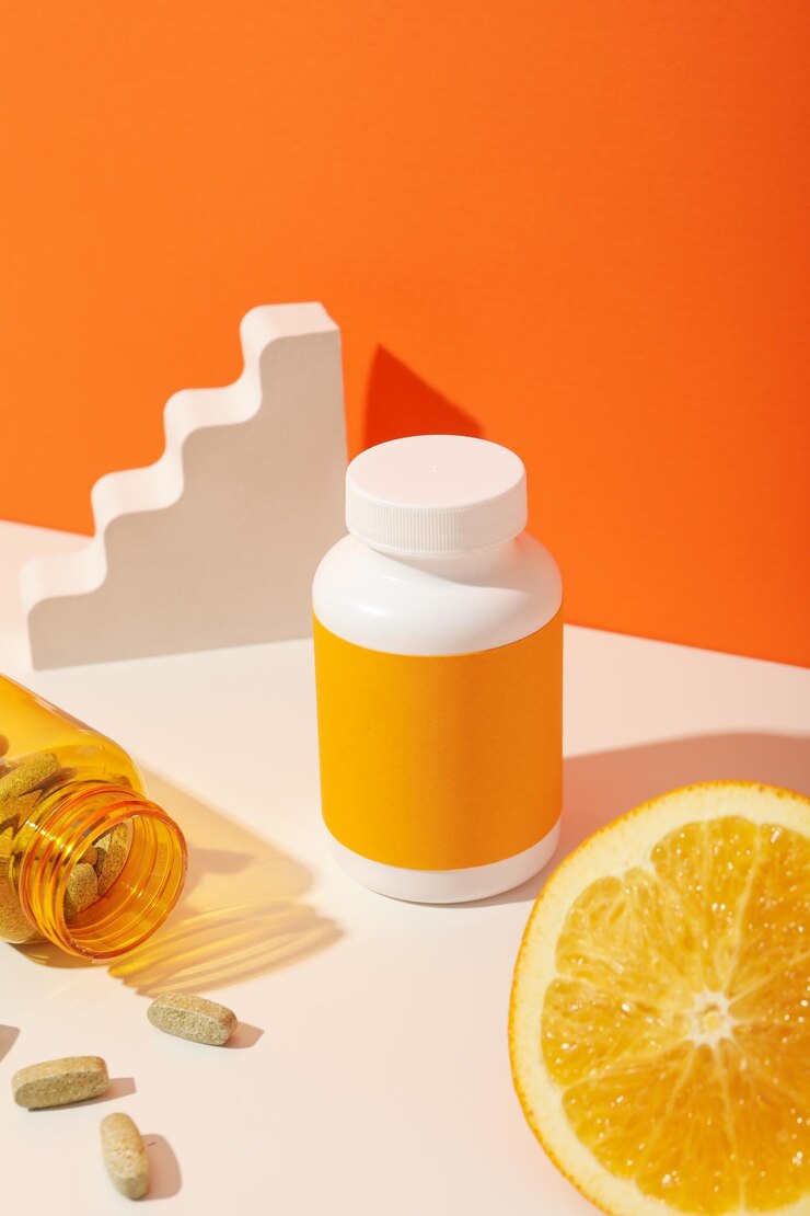 Botella de biosuplemento de vitamina C sobre un fondo claro