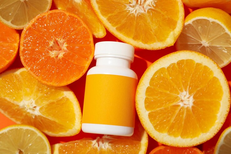 Botella de biosuplemento de vitamina C sobre un fondo claro
