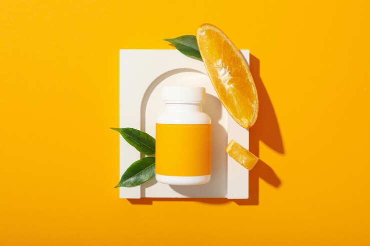 Botella de biosuplemento de vitamina C sobre un fondo claro