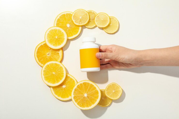 Botella de biosuplemento de vitamina C sobre un fondo claro