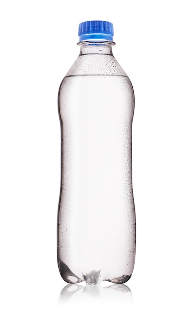 Botella blanca de agua mineral con gotas