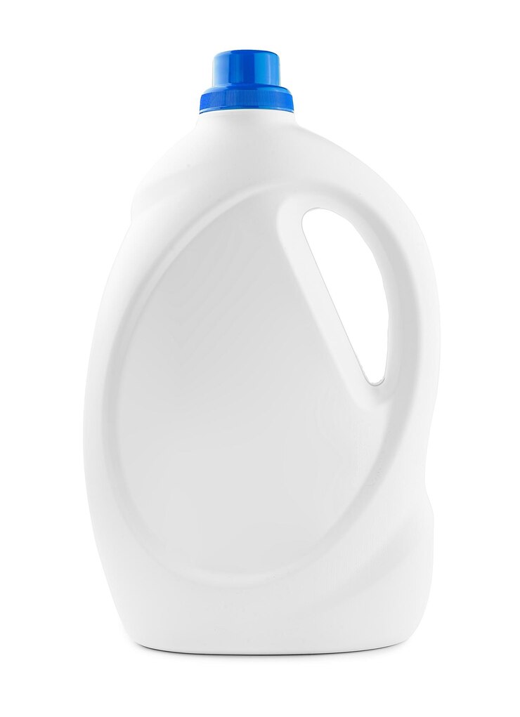 Botella blanca de detergente para envases aislada sobre un fondo blanco