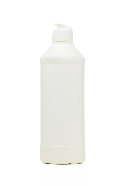La botella blanca limpia y elegante se encuentra sola contra un telón de fondo básico que invita a la apreciación minimalista